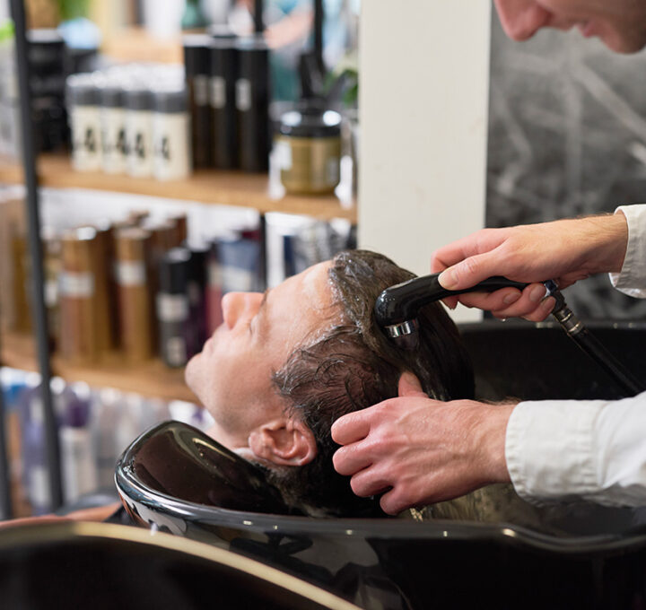 Haar wassen bij HAAR Salon Duivenvoorde